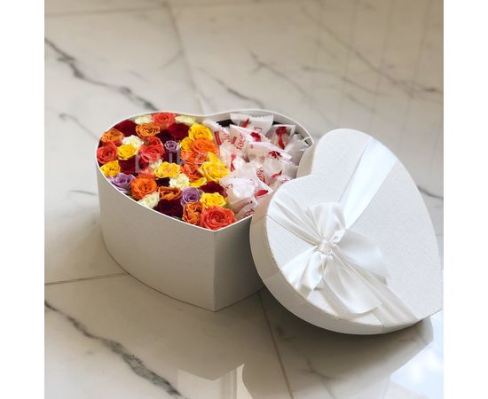 Коробка в форме сердца с кустовыми розами и Raffaello  в ярких цветах с крышкой